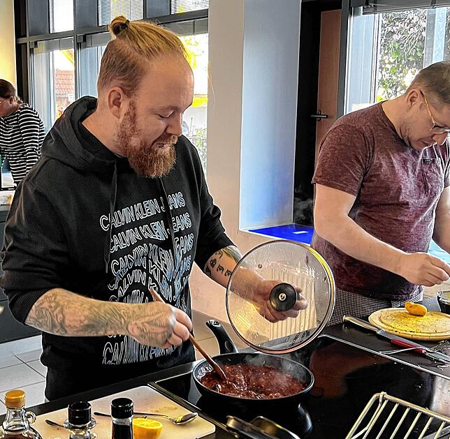 Joey Schubert macht sich an eine Tomatensalsa mit Algen.