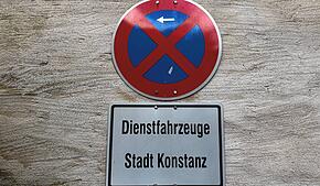 Am Rand des Augustinerplatzes gibt es einen exklusiven Parkplatz: lange Jahre nur für den damaligen Dienstwagen des OB, inzwischen für ...