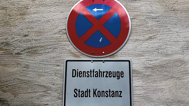Am Rand des Augustinerplatzes gibt es einen exklusiven Parkplatz: lange Jahre nur für den damaligen Dienstwagen des OB, inzwischen für ...