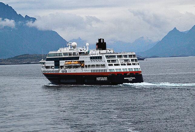 Mystisch, erhaben: Ein Schiff der Hurtigruten kurz vor Svolvaer (Lofoten). Es verkehrt wie ein Linienbus zwischen dem norwegischen ...
