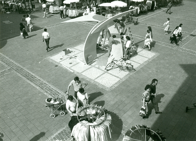 Die Singener durchschreiten 1987 das begehbare Kunstwerk auf der Kreuzung zwischen August-Ruf- und Schwarzwaldstraße. Die Kunst-AG des ...