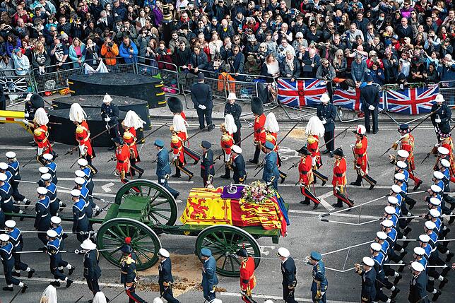 Der Trauerzug fährt nach dem Gottesdienst in der Westminster Abbey in Richtung Wellington Arch.