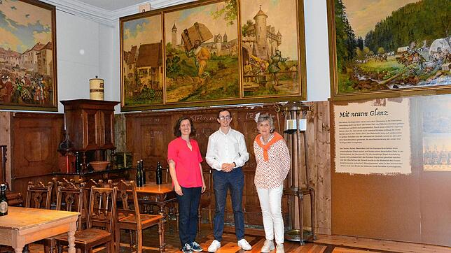 Die Kuratoren Ina Sahl, Peter Graßmann und Anita Auer im Brauhaus mit einem Gemäldezyklus Sägers. Bilder: Stefan Simon