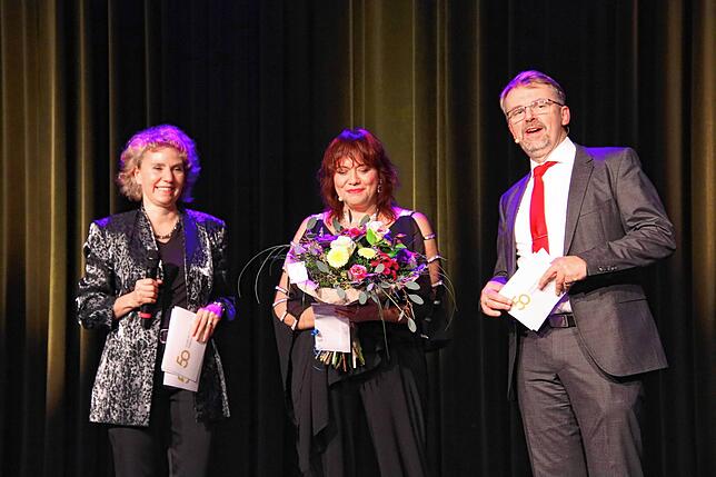 Die Erste Beigeordnete Petra Dorfmeister (links) und OB Martin Gruner danken Silke Padova für die Moderation des Abends.