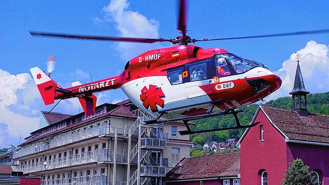 Der Rettungshubschrauber muss eine schwer verletze Person ins Klinikum bringen. (Symbolfoto).