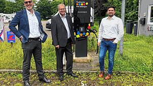 Vor der neuen Ladesäule (von links): Dirk Scheffner (Geschäftsführer der Stadtwerke), Bürgermeister Alexander Guhl, Giuseppe Cefola ...