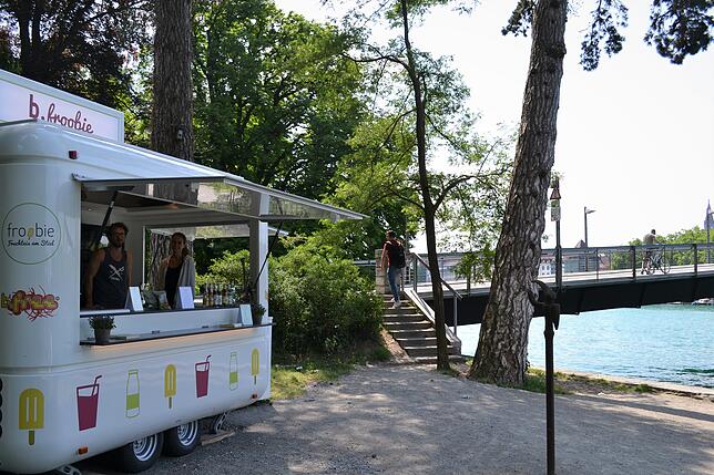 Seit Samstag hat der Kiosk an der Fahrradbrücke geöffnet. Feierliche Eröffnung ist am 8. Juni. Einer der vier Froobie-Gründer Leonard ...