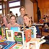 Buntes Angebot: Emily (von links), Vivien und Lydia gehören zu den Anbietern beim Flohmarkt im Pfarrzentrum.