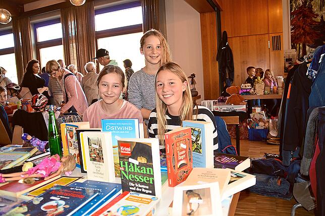 Buntes Angebot: Emily (von links), Vivien und Lydia gehören zu den Anbietern beim Flohmarkt im Pfarrzentrum.