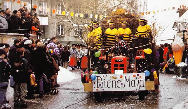 1999: Mit einem über zwei Meter hohen handgeflochtenen Bienenkorb nehmen die Wagenbauer als Imker ein letztes Mal am Markdorfer Umzug teil.