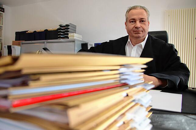 Der Konstanzer Rechtsanwalt Tomislav Duzel an seinem Schreibtisch.