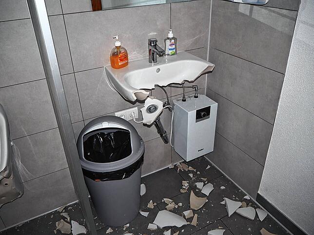 Auch die neu renovierte Toilette war Ziel der Verwüstungen.