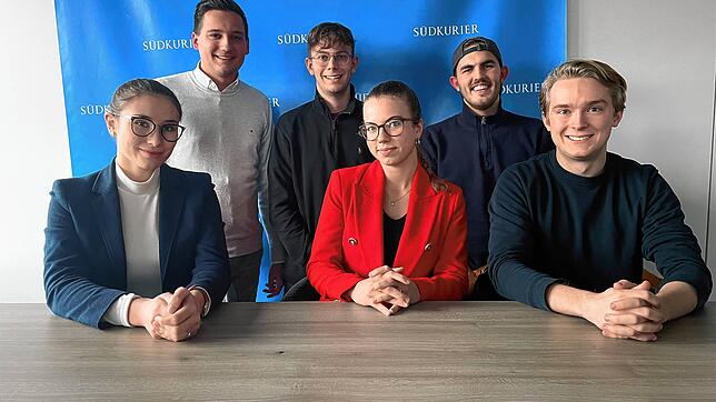 Mitglieder der Jungen Union aus dem Landkreis Konstanz in der Redaktion des SÜDKURIER, von links: Maxima Estrada (20), Levin Eisenmann ...
