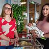 Unzähligen Babys werden sie wohl noch auf die Welt helfen: Severine Streit (links) und Francesca D&lsquo;Accurso im Wintergarten des ...