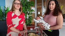 Unzähligen Babys werden sie wohl noch auf die Welt helfen: Severine Streit (links) und Francesca D&lsquo;Accurso im Wintergarten des ...