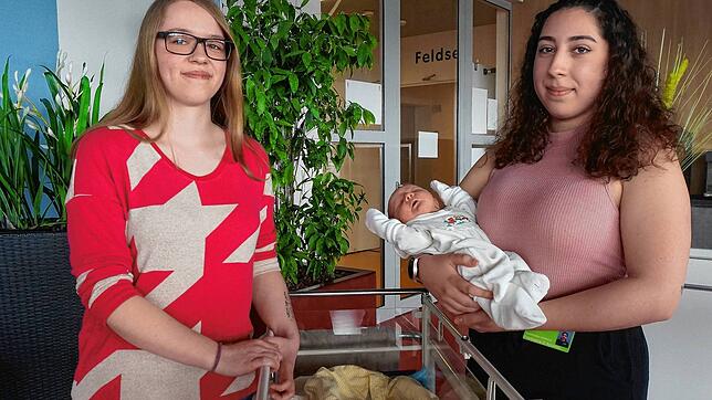 Unzähligen Babys werden sie wohl noch auf die Welt helfen: Severine Streit (links) und Francesca D&lsquo;Accurso im Wintergarten des ...