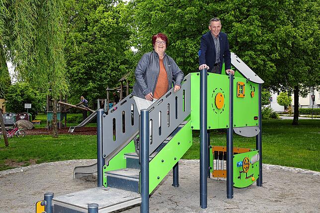 Ortsvorsteher Markus Moßbrugger und Ortschaftsrätin Heike Schläfle sind stolz auf den Spielplatz in der Ortsmitte, den auch Eltern durch ...