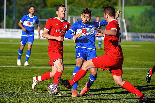 Bild 3: Spitzenreiter FC Erzingen setzt sich mit 5:0 beim FC RW Weilheim durch &ndash; und wir haben die Bilder!