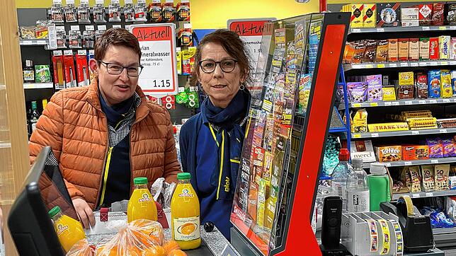 Caroline Bader und Ruth Domeisen arbeiten im Supermarkt Volg im historischen Zentrum von Stein am Rhein. Sie freuen sich, dass sie ihre ...