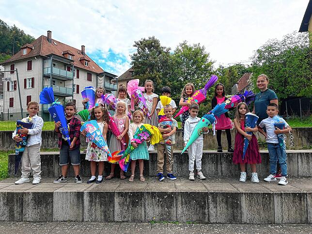 16 Jungen und Mädchen wurden in die Klasse 1b der Christlichen Schule Hochrhein in Waldshut eingeschult. Klassenlehrerin ist Sarah Britsch.