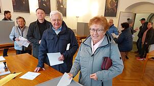 Im Reichenauer Rathaus gibt Roswitha Pauer ihre Stimme ab. Hinter ihr warten bereits ihr Mann Richard sowie Philipp Kesenheimer.