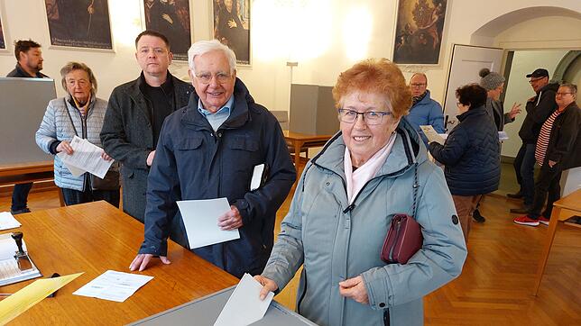 Im Reichenauer Rathaus gibt Roswitha Pauer ihre Stimme ab. Hinter ihr warten bereits ihr Mann Richard sowie Philipp Kesenheimer.