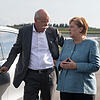 Wenn Politik auf Wirtschaft trifft: Bundeskanzlerin Angela Merkel (CDU) und Dieter Zetsche, Vorstandsvorsitzender der Daimler AG, stehen ...