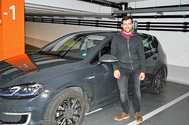 Wenzel Massag nutzt die Möglichkeit, im Parkhaus am Sportbad kostenfrei sein Elektroauto aufzuladen.
