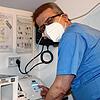 Stefan Kortüm, Chefarzt der zentralen Notaufnahme am Klinikum Hochrhein, vor einem der klinikeigenen Corona-Testgeräte.