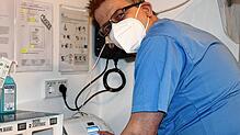 Stefan Kortüm, Chefarzt der zentralen Notaufnahme am Klinikum Hochrhein, vor einem der klinikeigenen Corona-Testgeräte.