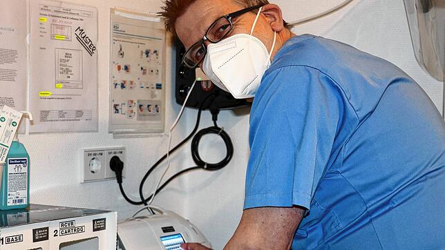 Stefan Kortüm, Chefarzt der zentralen Notaufnahme am Klinikum Hochrhein, vor einem der klinikeigenen Corona-Testgeräte.