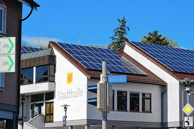 Hier gibt es schon länger eine Anlage. Nun sollen auch andere Dächer öffentlicher Gebäude auf ihre Tauglichkeit für Fotovoltaikanlagen ...