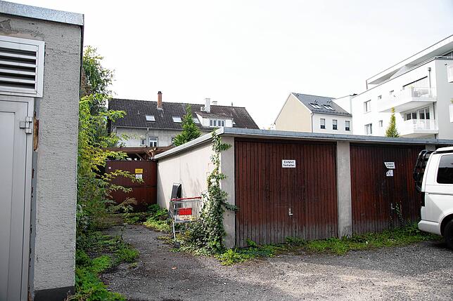 Wo sich momentan noch Garagen befinden, soll Wohnraum für Studierende entstehen. Die Anwohner befürchten, dass es dort zu eng und zu ...