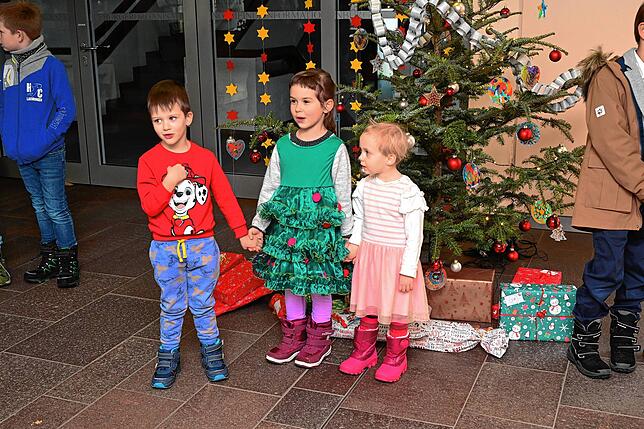 Die jüngsten der ukrainische Flüchtlingskinder trugen ein Weihnachtslied vor.