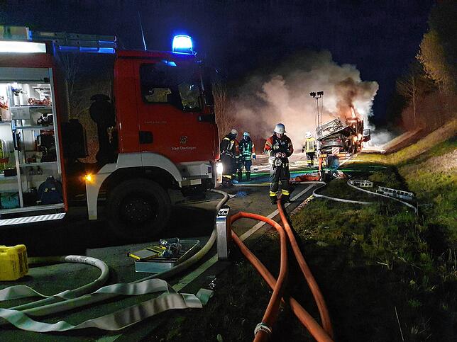 Bild 4: Bilder von Einsatz und Bergung auf der B 31: E-Autos brennen