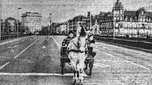Mit einer Pferdestärke überquert eine Kutsche die Konstanzer Rheinbrücke. Alle Bilder dieses Beitrags erschienen am 26. November 1973 im ...
