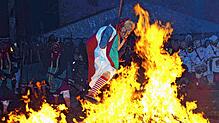 Hexensprung in Furtwangen an der Fastnacht 2023: Viel Beifall gibt es für die Narren, die mit ihren Besen den Sprung durch die ...