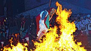 Hexensprung in Furtwangen an der Fastnacht 2023: Viel Beifall gibt es für die Narren, die mit ihren Besen den Sprung durch die ...
