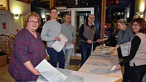Die Wahlzettel von Ühlingen wurden im Rathaus gezählt (von links): Ruth Duttlinger, Marvin Kalt, Achim Vogt, Klaus Müller, Silvia ...