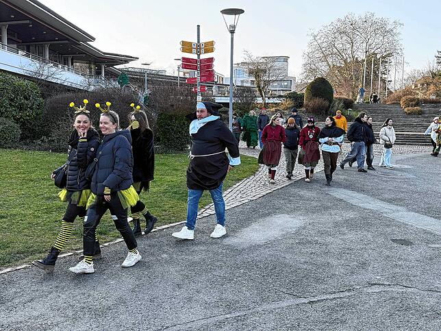 Bild 7: Nach dem Umzug wird kräftig weiter gefeiert