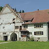 So steht die Ruine des Schlosshofs seit dem Brand in den 80er Jahren da. Nur das ehemalige Wohngebäude und das Hoftor blieben erhalten.