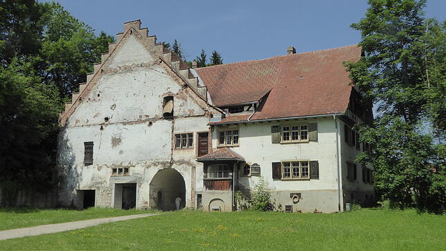 So steht die Ruine des Schlosshofs seit dem Brand in den 80er Jahren da. Nur das ehemalige Wohngebäude und das Hoftor blieben erhalten.