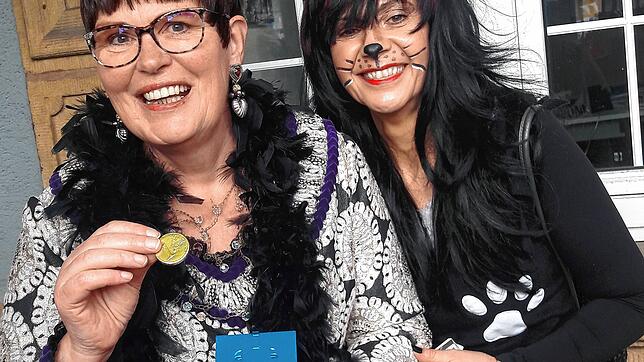 Die Berliner Prinzessin Martina Wiemer und Beatrix Grüninger als Muskelkatze.