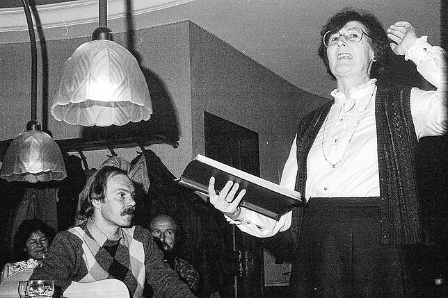 Rosemarie Banholzer Anfang der 1980er-Jahre bei einer Lesung in den Bürgerstuben. Heute ist die hochgeachtete Mundart-Dichterin aus dem ...