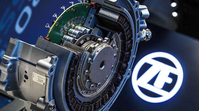 E-Antrieb von ZF. Solche Systeme kommen nicht ohne Halbleiter aus. Die will ZF jetzt selbst herstellen.