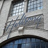 Das Schild über der Pforte zur Hillsong Church und zum Café im Vorraum.