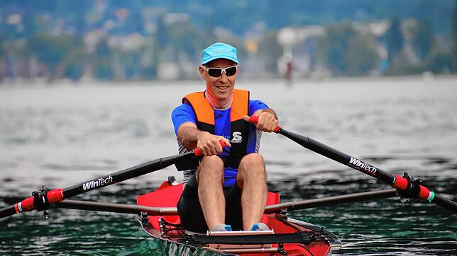 Martin Stengele trainiert mit einem Boot des Ruderclubs Neptun auf dem Seerhein.