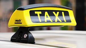 Zwei Männer haben versucht, einen Taxifahrer um sein Geld zu prellen und ihm außerdem sein Handy gestohlen.