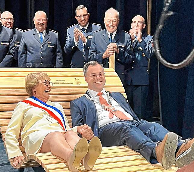 Bürgermeisterin Michèle Quellard und Ulrich Krieger machen es sich auf der Himmelsliege bequem, die Laufenburg Le Croisic zur Erneuerung ...