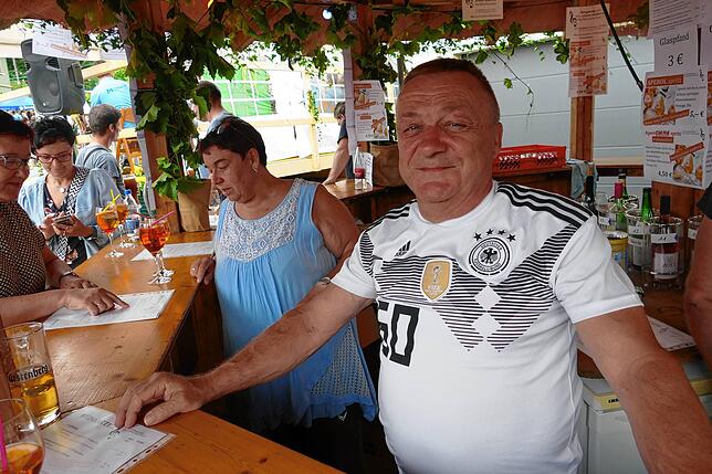 Bild 24: Dieses Straßenfest lockt die Menschen in Scharen an